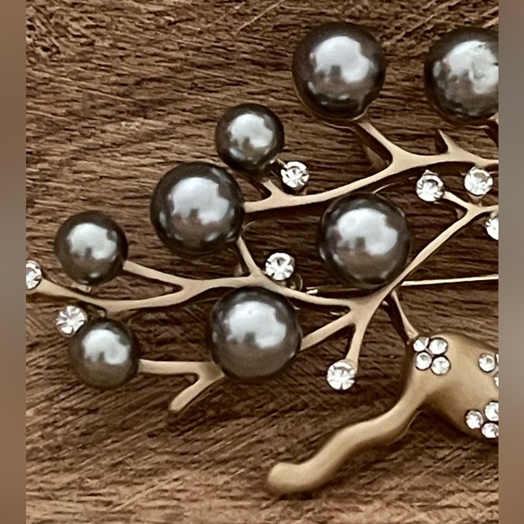 NEW Reindeer Brooch Rhinestones Faux Pearls Deer Holiday Pin Pretty Matte Gold - Picture 3 of 11